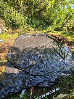 Se cubre el suelo antes de la instalación para proteger la piscina de raíces.
