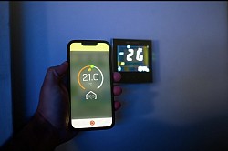 Control remoto del termostato mediante aplicación móvil (WiFi).